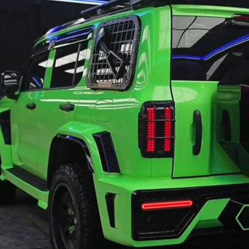 A green vehicle modded to resemble a G63, with a custom body kit including LED lights and a grille, parked inside a studio setup with a neon-lit background.
body kit Tank 300 G63
modificación Tank 300 estilo G63
accesorios Tank 300 G63
transformación Tank 300 G63
Tank 300 Mercedes G63
kit carrocería Tank 300
upgrade Tank 300 G63
Tank 300 Brabus estilo
personalización Tank 300
kit G63 Tank 300